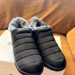 Minnetonka Black Quilted Fur-Lined Slippers